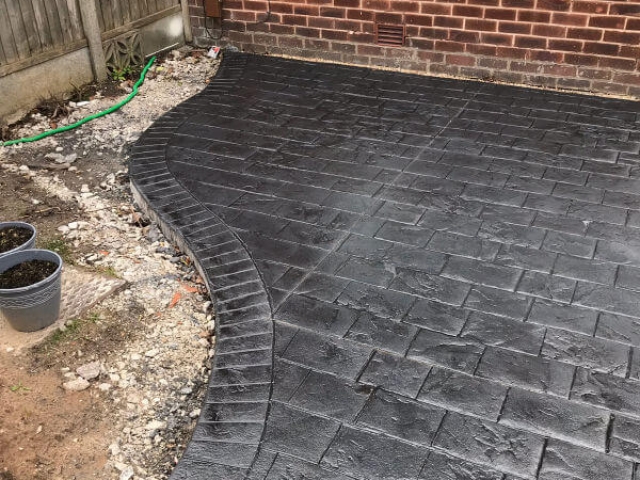 New pattern imprinted concrete driveway