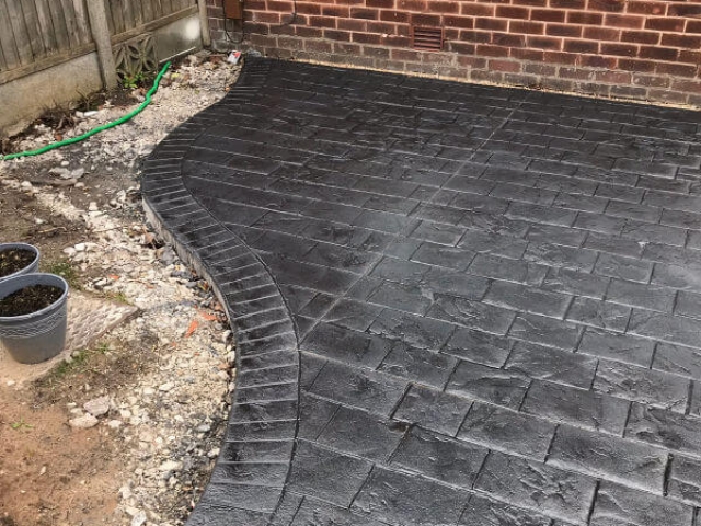 New pattern imprinted concrete driveway