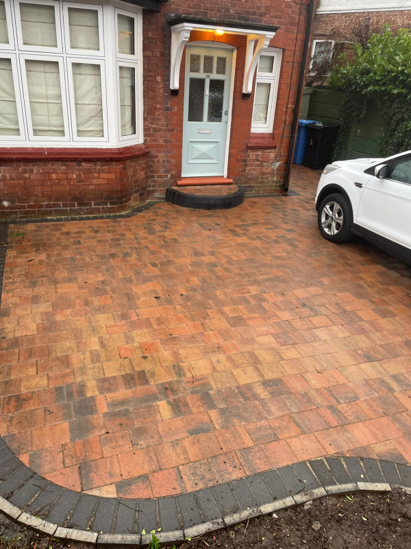 New driveway in Altrincham by Planet Surfacing